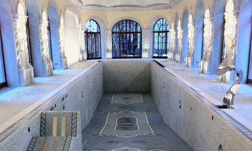 bespoke marble projects: piscina di marmo made in Carrara by ELLEMARMI
